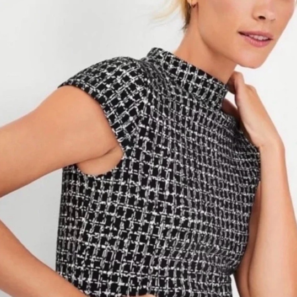 🖤🤍Ann Taylor Black & White Patterned Mock Neck Top